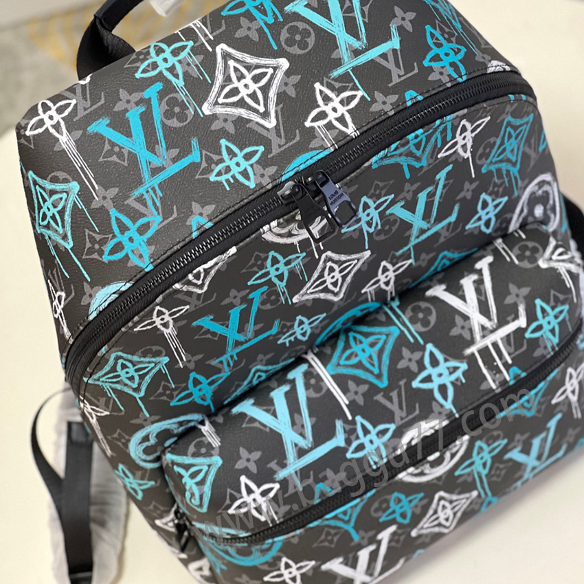 M 21395このDiscoveryショルダーバッグはMonogram Eclipseキャンバスを取材し、LVロゴとMonogram柄にストリートグラフィティの芸術的魅力を注入した。外袋は随行品を出し入れしやすく、フック引き紐の開閉は実用的な細部を加え、革肩ベルトとトップハンドルは多種の背携方式を達成した