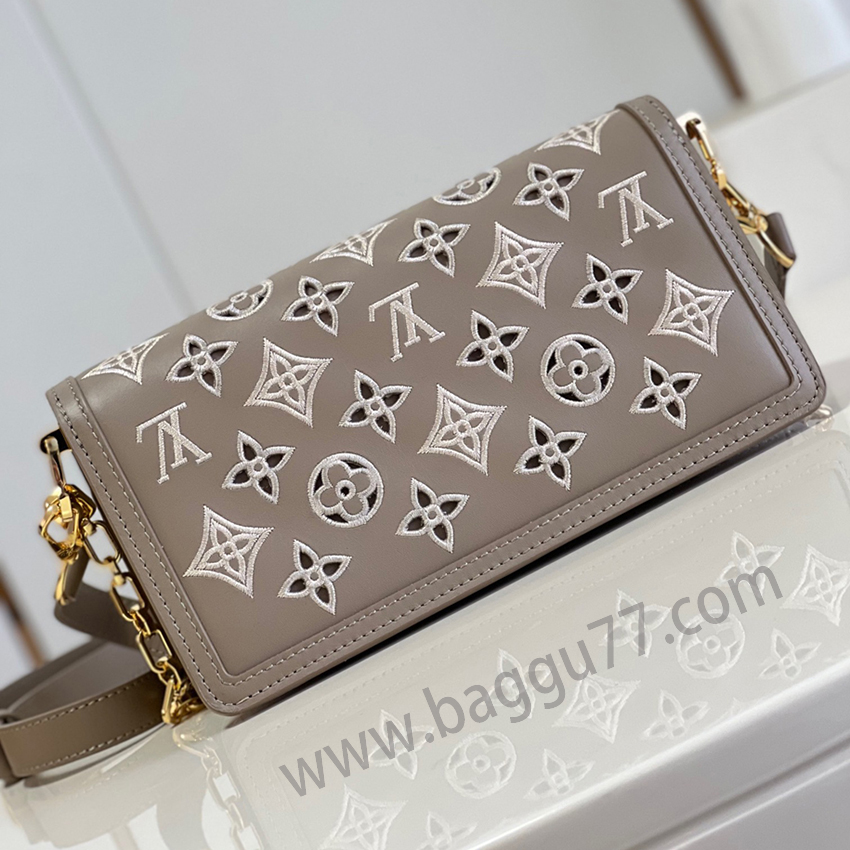 M 20730カーキDauphine East WestハンドバッグはLV Broderie Anglaiseカプセルシリーズから出てきて、牛革で細長い構造を裁断して、切削工を通じてMonogram模様を呈して、そしてその輪郭に沿ってブルドン縫糸を飾り、細工の美しさを工夫して彫刻します