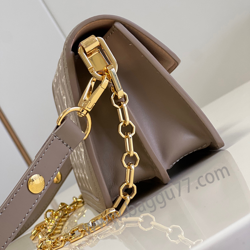 M 20730カーキDauphine East WestハンドバッグはLV Broderie Anglaiseカプセルシリーズから出てきて、牛革で細長い構造を裁断して、切削工を通じてMonogram模様を呈して、そしてその輪郭に沿ってブルドン縫糸を飾り、細工の美しさを工夫して彫刻します