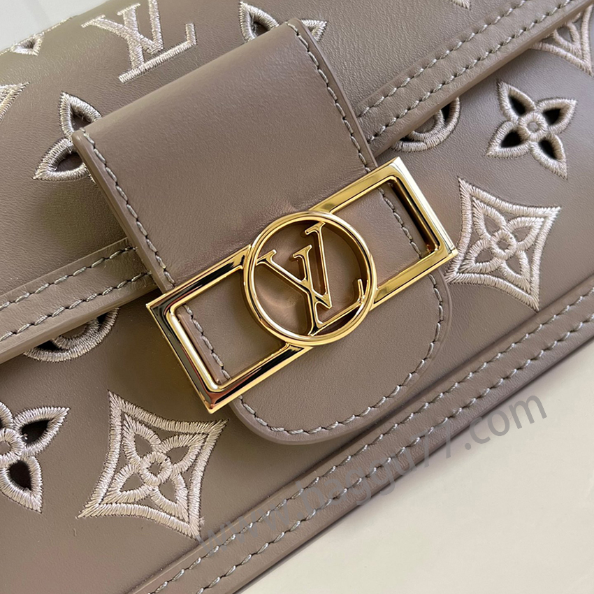 M 20730カーキDauphine East WestハンドバッグはLV Broderie Anglaiseカプセルシリーズから出てきて、牛革で細長い構造を裁断して、切削工を通じてMonogram模様を呈して、そしてその輪郭に沿ってブルドン縫糸を飾り、細工の美しさを工夫して彫刻します