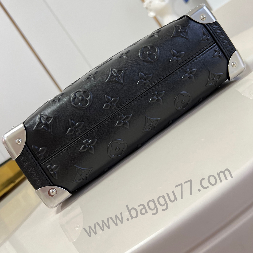 M 21709 Nicolas Ghesquièreは古典Petite Malleハンドバッグの輪郭を柔らかくし、同時に伝統的なハードボックスのシンボル要素を残し、これによりSide Trunkトランペットハンドバッグを創作した。Monogramエンボス牛革はS-lockロックと金属バッグの角を結合し、広いハンドルと調節可能な細い肩ベルトはすべて取り外し可能で、多種の背携方式を実現する