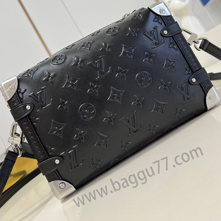 M 21709 Nicolas Ghesquièreは古典Petite Malleハンドバッグの輪郭を柔らかくし、同時に伝統的なハードボックスのシンボル要素を残し、これによりSide Trunkトランペットハンドバッグを創作した。Monogramエンボス牛革はS-lockロックと金属バッグの角を結合し、広いハンドルと調節可能な細い肩ベルトはすべて取り外し可能で、多種の背携方式を実現する