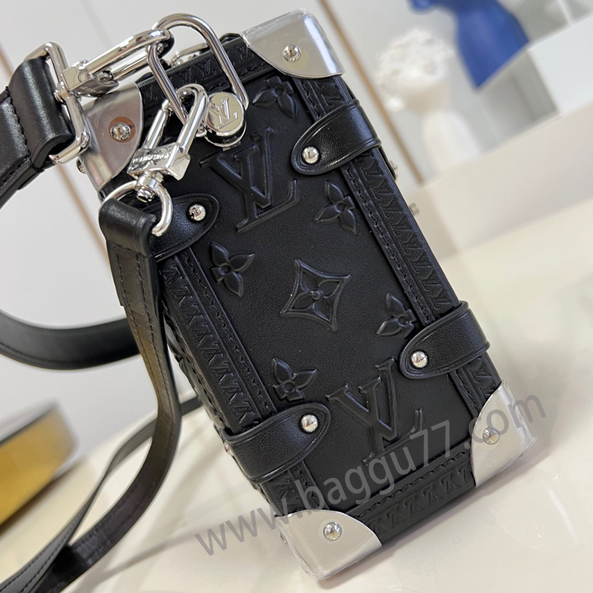 M 21709 Nicolas Ghesquièreは古典Petite Malleハンドバッグの輪郭を柔らかくし、同時に伝統的なハードボックスのシンボル要素を残し、これによりSide Trunkトランペットハンドバッグを創作した。Monogramエンボス牛革はS-lockロックと金属バッグの角を結合し、広いハンドルと調節可能な細い肩ベルトはすべて取り外し可能で、多種の背携方式を実現する