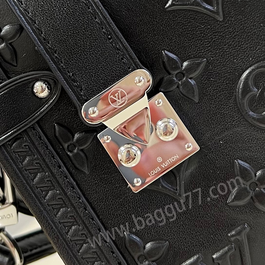 M 21709 Nicolas Ghesquièreは古典Petite Malleハンドバッグの輪郭を柔らかくし、同時に伝統的なハードボックスのシンボル要素を残し、これによりSide Trunkトランペットハンドバッグを創作した。Monogramエンボス牛革はS-lockロックと金属バッグの角を結合し、広いハンドルと調節可能な細い肩ベルトはすべて取り外し可能で、多種の背携方式を実現する