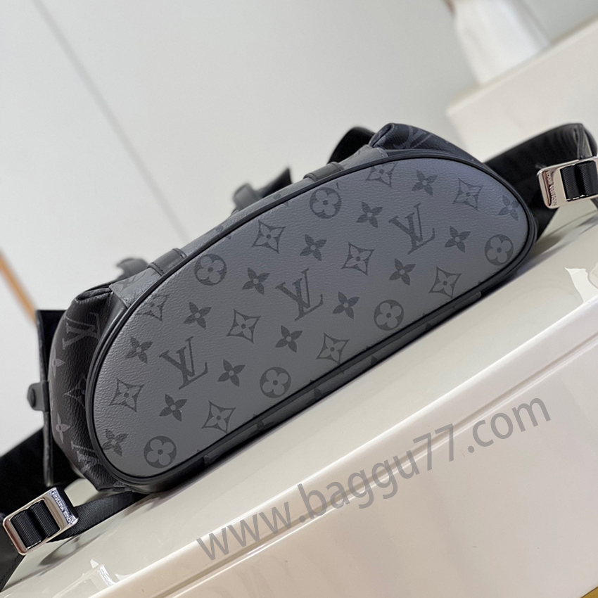 M 45419トランペット本モデルのChristopherトランペットショルダーバッグは、Monogram Eclipse Reverseキャンバスとレザートリムを融合させ、登山バッグの太さを少し小さいサイズで表現した。サイドバッグは随行品の出し入れが便利で、ボタン付きの革製カバーが安定した収納を実現
