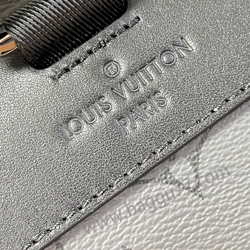 M 45419トランペット本モデルのChristopherトランペットショルダーバッグは、Monogram Eclipse Reverseキャンバスとレザートリムを融合させ、登山バッグの太さを少し小さいサイズで表現した。サイドバッグは随行品の出し入れが便利で、ボタン付きの革製カバーが安定した収納を実現