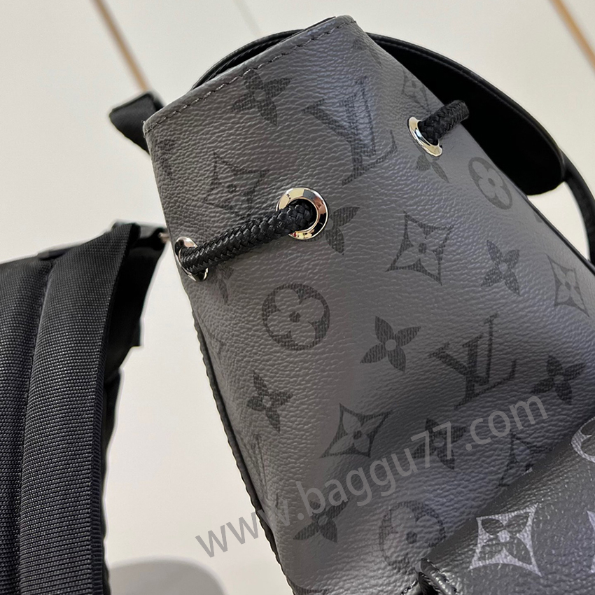 M 45419トランペット本モデルのChristopherトランペットショルダーバッグは、Monogram Eclipse Reverseキャンバスとレザートリムを融合させ、登山バッグの太さを少し小さいサイズで表現した。サイドバッグは随行品の出し入れが便利で、ボタン付きの革製カバーが安定した収納を実現