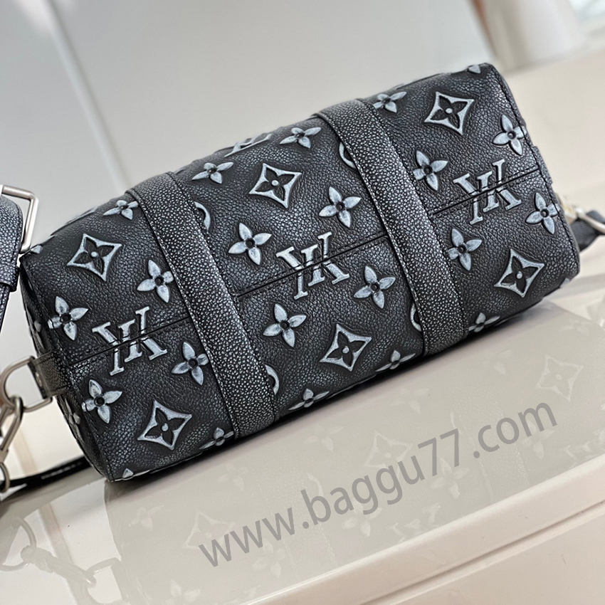City Keepallハンドバッグは色あせ効果のある革を選び、エンボス印刷とプリント技術でMonogram模様を表現した。革サイドバッグとルイ・ヴィトンロゴレザーブランドはKeepallトラベルバッグの定番要素に由来しており、主隔壁が日常のニーズを受け入れ、日常の外出のトレンドの選択を達成することができる
