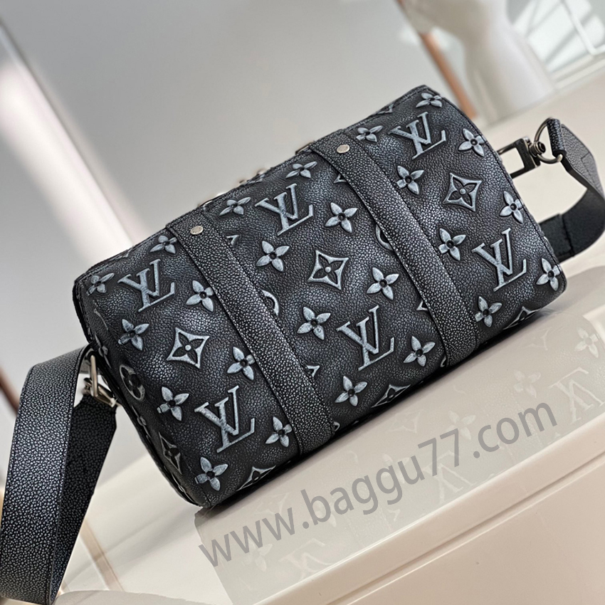City Keepallハンドバッグは色あせ効果のある革を選び、エンボス印刷とプリント技術でMonogram模様を表現した。革サイドバッグとルイ・ヴィトンロゴレザーブランドはKeepallトラベルバッグの定番要素に由来しており、主隔壁が日常のニーズを受け入れ、日常の外出のトレンドの選択を達成することができる