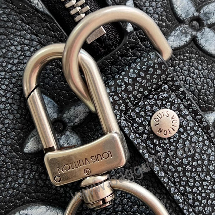 City Keepallハンドバッグは色あせ効果のある革を選び、エンボス印刷とプリント技術でMonogram模様を表現した。革サイドバッグとルイ・ヴィトンロゴレザーブランドはKeepallトラベルバッグの定番要素に由来しており、主隔壁が日常のニーズを受け入れ、日常の外出のトレンドの選択を達成することができる