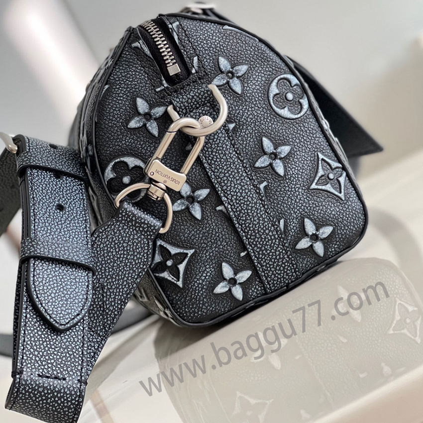 City Keepallハンドバッグは色あせ効果のある革を選び、エンボス印刷とプリント技術でMonogram模様を表現した。革サイドバッグとルイ・ヴィトンロゴレザーブランドはKeepallトラベルバッグの定番要素に由来しており、主隔壁が日常のニーズを受け入れ、日常の外出のトレンドの選択を達成することができる