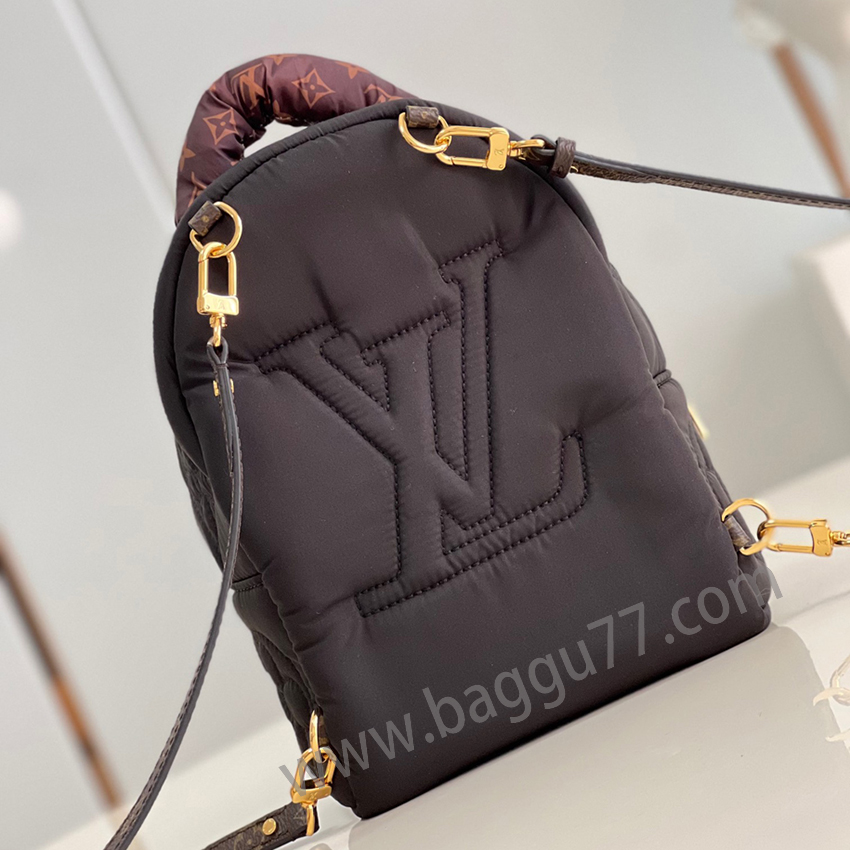 M 21060ブラックこの冬、本モデルのLV Pillow Palm Springsミニショルダーバッグは快適パッドEconylを用いてナイロンを回収し、Monogram刺繍模様でバッグを彩る。ソフトハンドルと調節可能なキャンバスショルダーベルトで多様な着こなしを選択