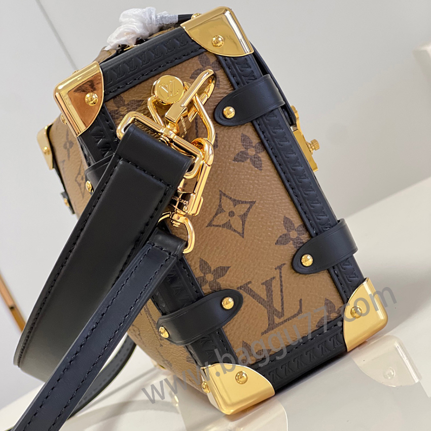 Nicolas Ghesquièreはルイ・ヴィトンの製箱伝承を繰り返し探し、このSide Trunkトランペットのハンドバッグを創作した。Monogram Reverseキャンバスに革トリムを組み合わせ、革ファスナーヘッドにロゴS-lockロックをつなぐアイデア