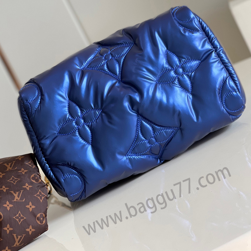 M 21061本のLV Pillow Speedy Bandoulière 25ハンドバッグはブランドの古典的な構造にクールな態度を注入した。マットナイロンを回収してきらきらとした光沢を放ち、Monogram刺繍パターンとMini Monogramキャンバストリムを組み合わせた。トップハンドルと肩ベルトはすべてスペーサー設計を採用しており、バックバンドをより柔らかく快適にする