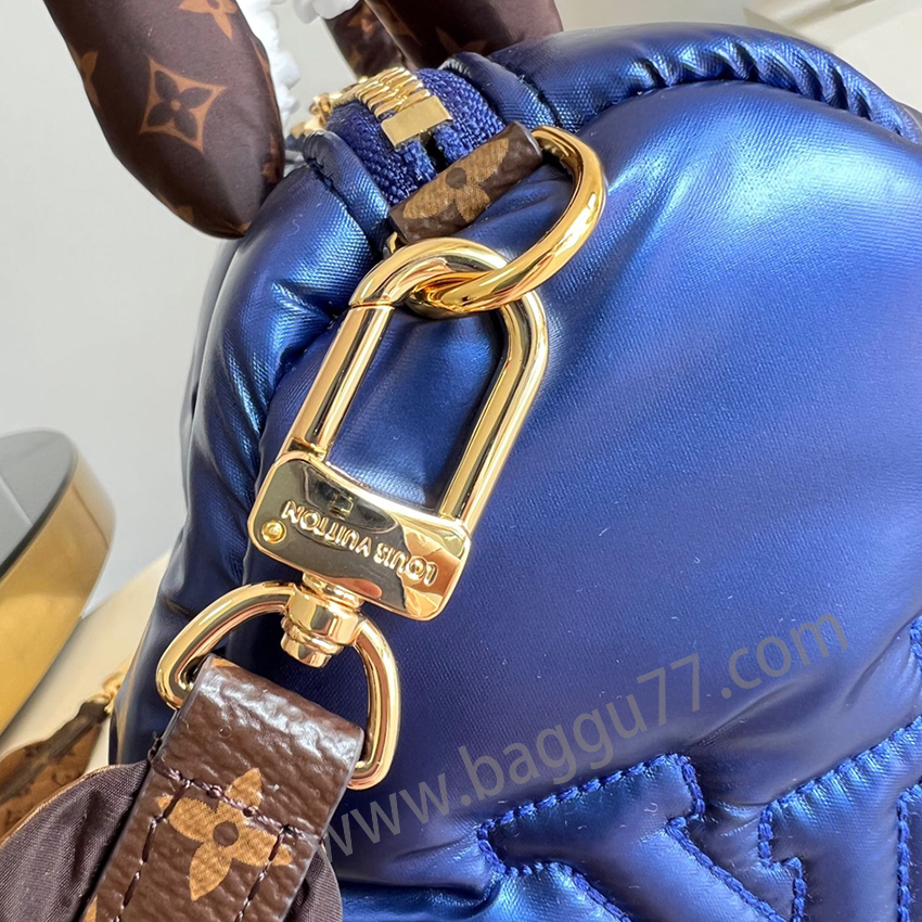 M 21061本のLV Pillow Speedy Bandoulière 25ハンドバッグはブランドの古典的な構造にクールな態度を注入した。マットナイロンを回収してきらきらとした光沢を放ち、Monogram刺繍パターンとMini Monogramキャンバストリムを組み合わせた。トップハンドルと肩ベルトはすべてスペーサー設計を採用しており、バックバンドをより柔らかく快適にする