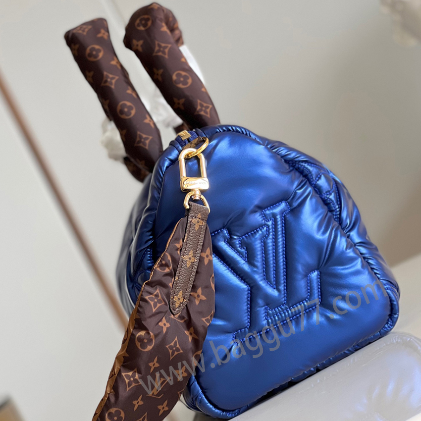 M 21061本のLV Pillow Speedy Bandoulière 25ハンドバッグはブランドの古典的な構造にクールな態度を注入した。マットナイロンを回収してきらきらとした光沢を放ち、Monogram刺繍パターンとMini Monogramキャンバストリムを組み合わせた。トップハンドルと肩ベルトはすべてスペーサー設計を採用しており、バックバンドをより柔らかく快適にする