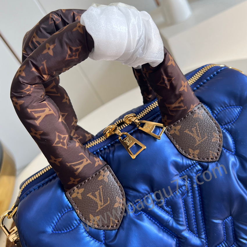 M 21061本のLV Pillow Speedy Bandoulière 25ハンドバッグはブランドの古典的な構造にクールな態度を注入した。マットナイロンを回収してきらきらとした光沢を放ち、Monogram刺繍パターンとMini Monogramキャンバストリムを組み合わせた。トップハンドルと肩ベルトはすべてスペーサー設計を採用しており、バックバンドをより柔らかく快適にする