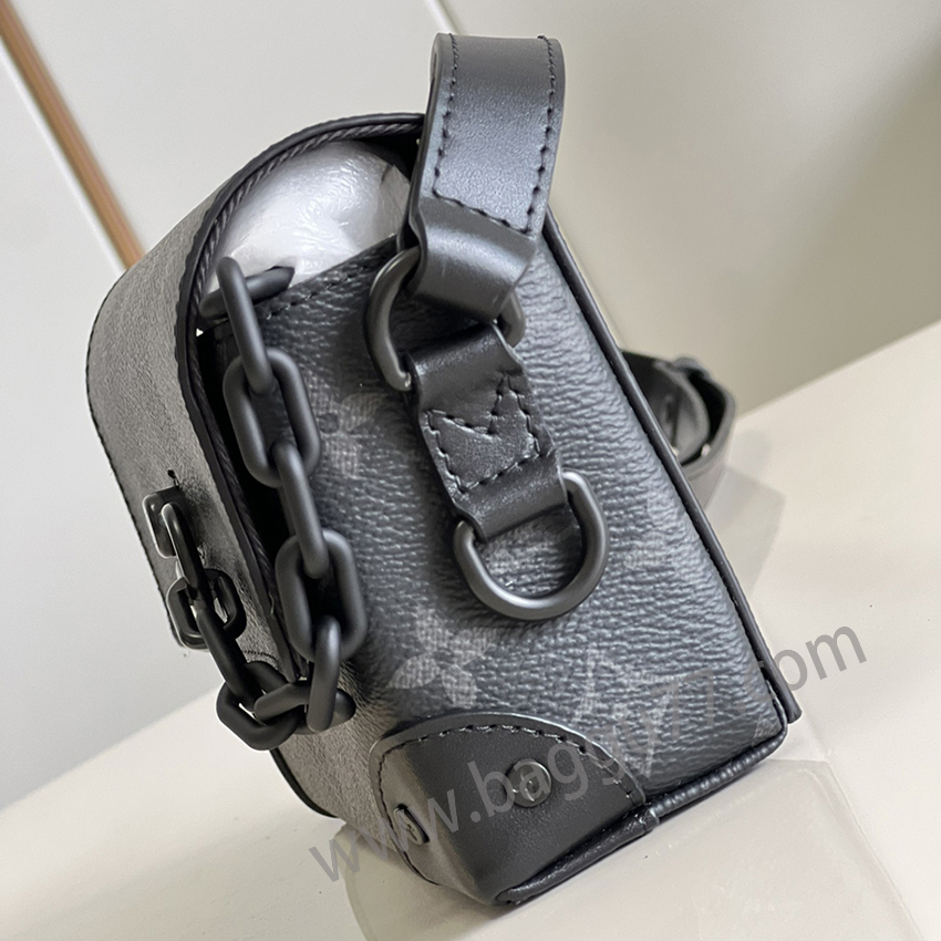 M 81783ブラックフラワーMonogram TaurillonレザーはSteamer風チェーンなどのクラシックな要素と相性が良い。調節可能な肩ベルトが付いていて、背負いやすい。ファスナー仕切りは収納スペースに余裕があり、フロントポケットのカバーとマグネットロックを組み合わせています