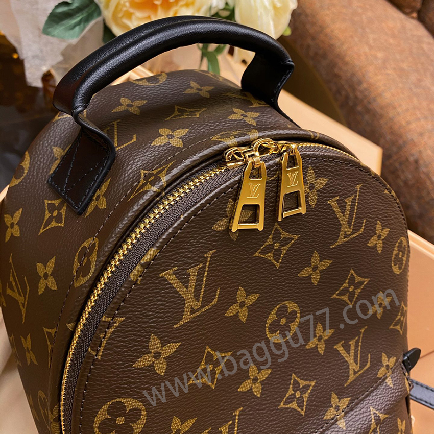 LV 2016早春シリーズのオールドフラワーショルダーバッグ。15年11月末に発売され、人気スターブロガーたちのinstagramとマイクロブログを占領したこのバッグは、常に品切れになっているため、現在No.1では買いにくいバッグになっています！