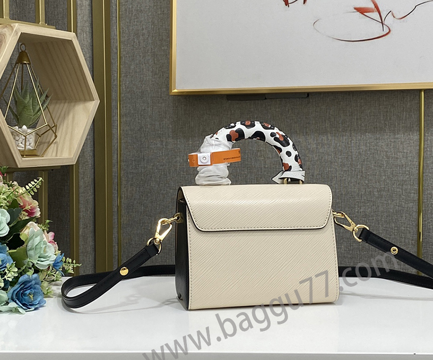 M 58546 mホワイト本モデルのTwistトランペットハンドバッグは2021秋のWild at Heartカプセルシリーズから来ており、Epiレザーバッグにヒョウ柄プリントキャンバスを組み合わせたスーツケース風ハンドルとブランド品で、野性的な表情を見せている。取り外し可能なショルダーベルトで多元背法を実現し、秋の潮流に優雅にフィット