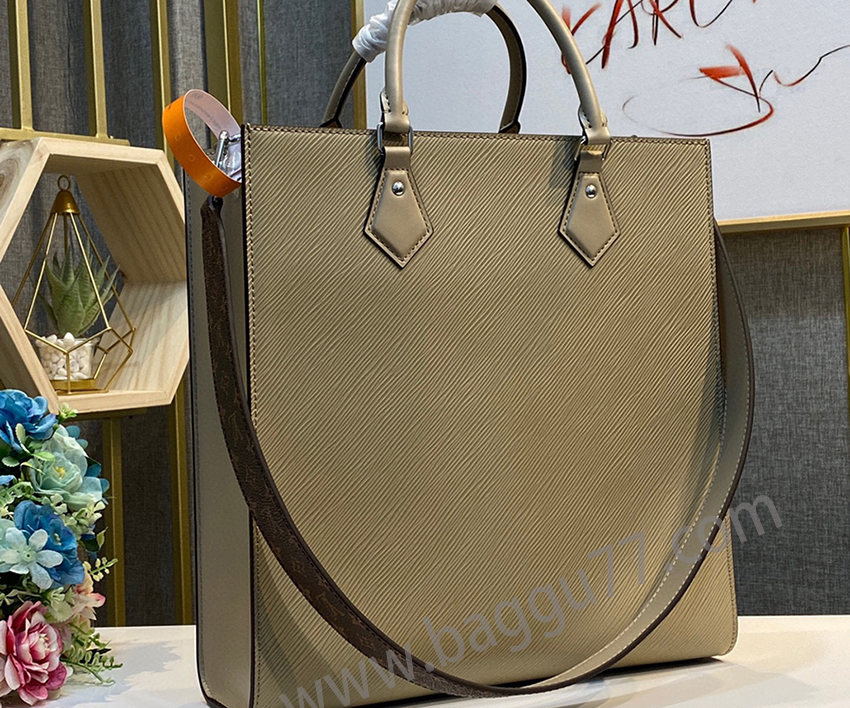 M 58658象灰色M 58659 Sac Plat中号ハンドバッグにEpi粒面レザーとシルキーな牛革裏地を融合させ、ブランドのクラシックなSac Platハンドバッグのインスピレーションを示した。取り外し可能で調節可能な革やキャンバスショルダーベルトは斜め掛けに便利