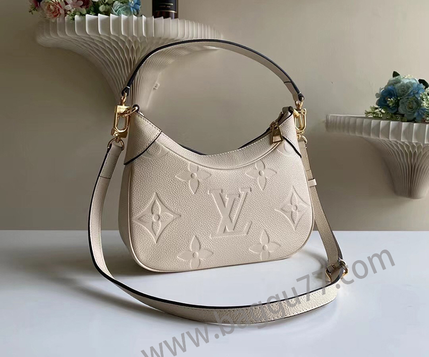 Bagatelle BB M 46099 M 46112ハンドバッグは、Monogramパターンをプリントとエンボス加工を経てMonogram Empreinteレザーの上に表現することで、ショルダーバックのスティックバッグとしても使用できます