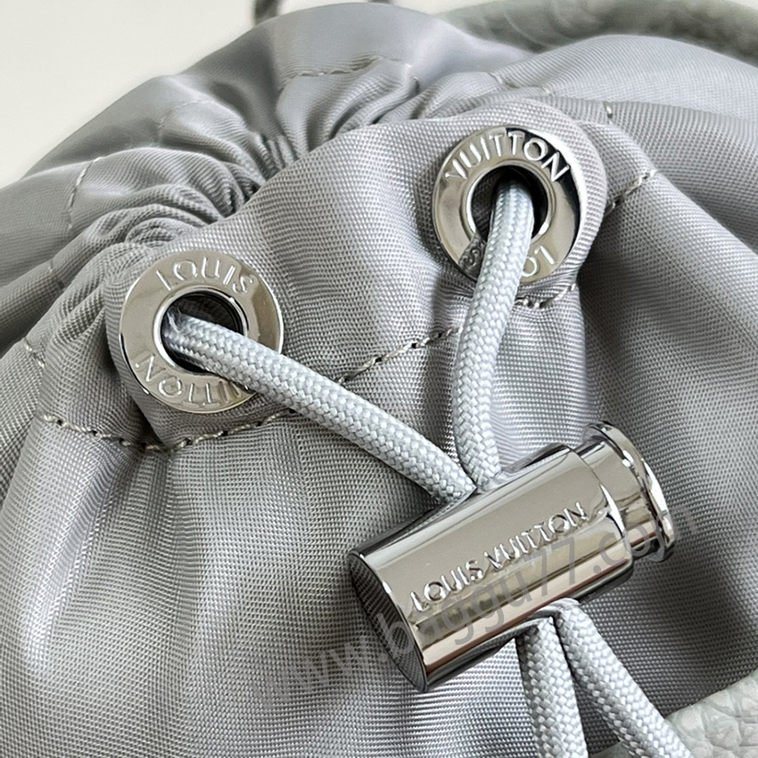 Chalk Pouchハンドバッグが2022秋冬クライミングスタイルシリーズに登場し、デザイナーVirgil Ablohが称賛する青春の活力を表現した。TaurillonレザーエンボスプリントクラシックMonogram柄、ロッククライミング風装飾
