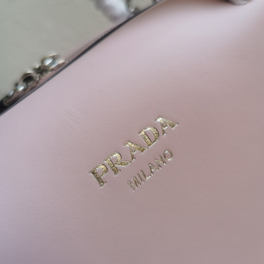 2022秋冬の新しいサイズ1 BA 365が入荷しました。このpradaのデザインは非常にモダンで、バッグの平紋小牛の皮にファスナーの柔らかい羊の皮の内部を組み合わせて、貼り袋を配合して、肩ベルトの105センチは取り外し可能で、手に提げることができて、金属三角標部品の正面に印紙刻字LOGOは優雅で極めて美しい、大容量空間、女神は急いで手に入れましょう
