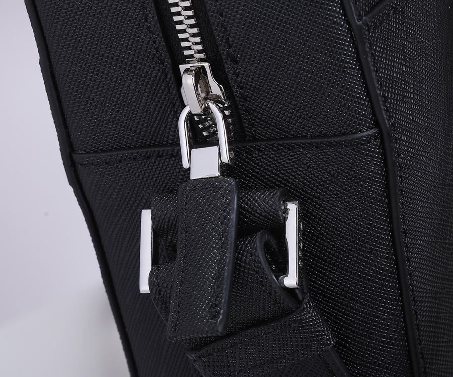 新型2 VH 046が入荷し、トップクラスのオリジナル商品で、輸入の太い十字紋牛革を採用し、トップクラスの糸引き金物の調整可能なSaffiano革ショルダーベルトの背面飾りベルトはレバーケースの上に置くことができ、裏地には2つの携帯電話バッグと内壁と縫合されたポケットがある。ファッション的で大気的で、男性たちは持つ価値があり