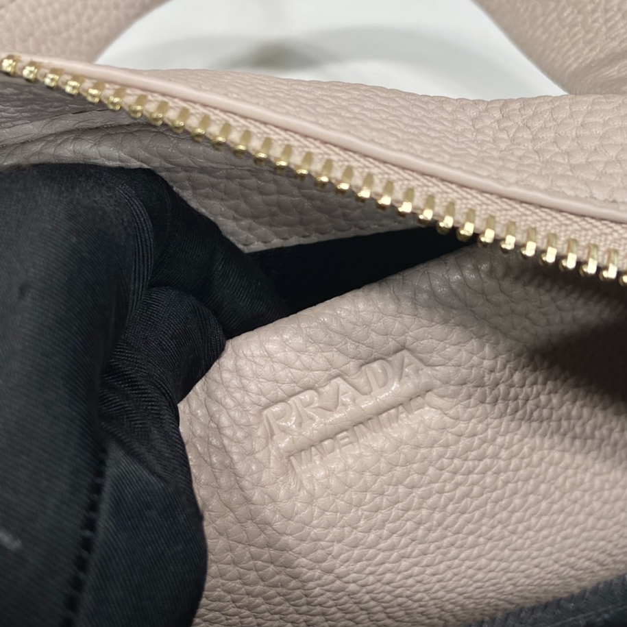 このハンドバッグ/斜め掛けバッグは輸入カーフを採用し、22年の最新彫刻ロゴデザインで、よりスタイリッシュに見えます。側面には金属三角標があり、取り外し可能で調節可能なW肩ベルトが付いている。シンプルで軽い、早速手に入れましょう