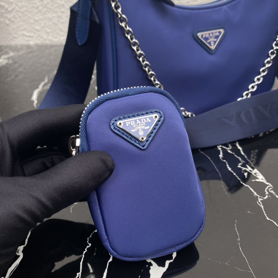 Pradaの新型nylon Hoboハンドバッグ/ワキバッグネットレッド姉妹団が狂ったように草を植えてファッション圏を風靡したhoboが新登場！このHoboバッグはデザインが素敵すぎて、バッグ3つをウエストバッグ/斜め掛け/片掛けハンドルをチェーンに変えました。脇バッグにセクシーさが増して、W肩ベルトも付いています。一番好きなのは肩ベルトに小さなストラップ（小さなバッグ）が付いていて、他のバッグやズボンの頭をアクセサリーにすることもできます