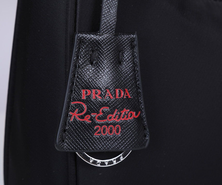 Pradaの最新人気モデルアップグレード版HOBO…ケン豆は同じレディースナイロンショルダーバッグ、型番：1 NE 515、輸入元工場のパラシュート生地を採用し、軽くて実用的なHobo脇バッグ、超簡単で見応えがあり、小/軽量/着こなせる/掛けやすい/おしゃれな脇バッグ、手に持つこともでき、超無敵で使いやすい。今はスターたちが最も人気のあるバッグですが、心が動いていませんか。女性たちは急いでください