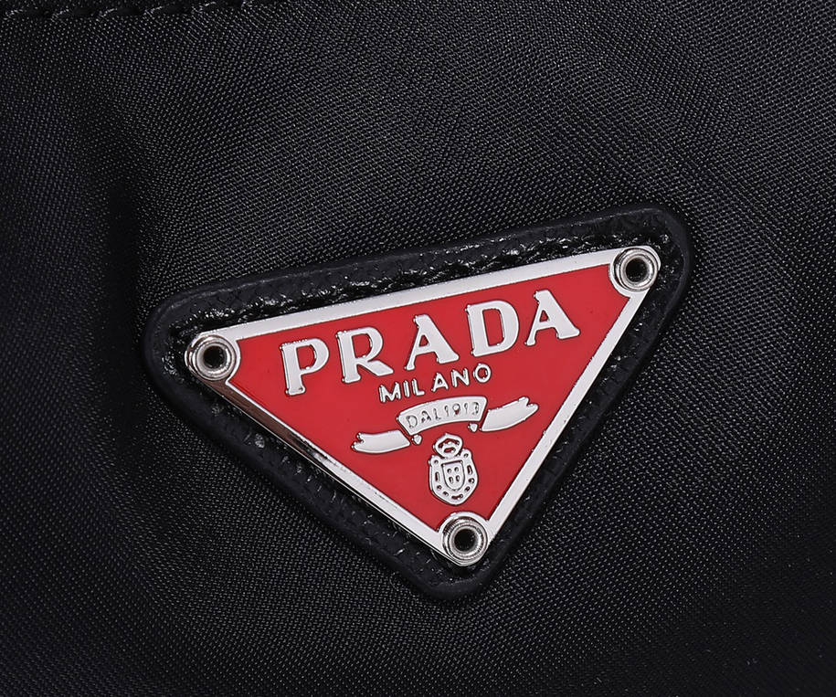 Pradaの最新人気モデルアップグレード版HOBO…ケン豆は同じレディースナイロンショルダーバッグ、型番：1 NE 515、輸入元工場のパラシュート生地を採用し、軽くて実用的なHobo脇バッグ、超簡単で見応えがあり、小/軽量/着こなせる/掛けやすい/おしゃれな脇バッグ、手に持つこともでき、超無敵で使いやすい。今はスターたちが最も人気のあるバッグですが、心が動いていませんか。女性たちは急いでください