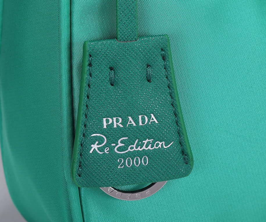 Pradaの最新人気モデルアップグレード版HOBO…ケン豆は同じレディースナイロンショルダーバッグ、型番：1 NE 515、輸入元工場のパラシュート生地を採用し、軽くて実用的なHobo脇バッグ、超簡単で見応えがあり、小/軽量/着こなせる/掛けやすい/おしゃれな脇バッグ、手に持つこともでき、超無敵で使いやすい。今はスターたちが最も人気のあるバッグですが、心が動いていませんか。女性たちは急いでください