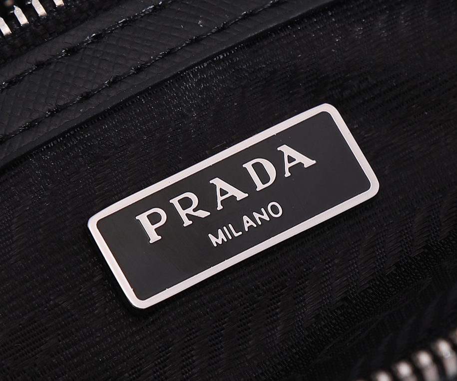 ボストン1 BA 846ポルトトントリプルこのPrada hyper leavesペルシャのトリプル枕バッグは輸入Hライト十字紋牛革/ナイロン生地を採用し、また爆発的な誕生を遂げた。これはP家とおじいさんがコラボした限定版です。トリプルが好きな赤ちゃんたちは見逃さないでください。容量が十分で、肩ベルトは調節可能で小さなバッグが掛けられています。小さなバッグはズボンの頭や他のバッグに掛けて飾ることができます。早く手に入れましょう