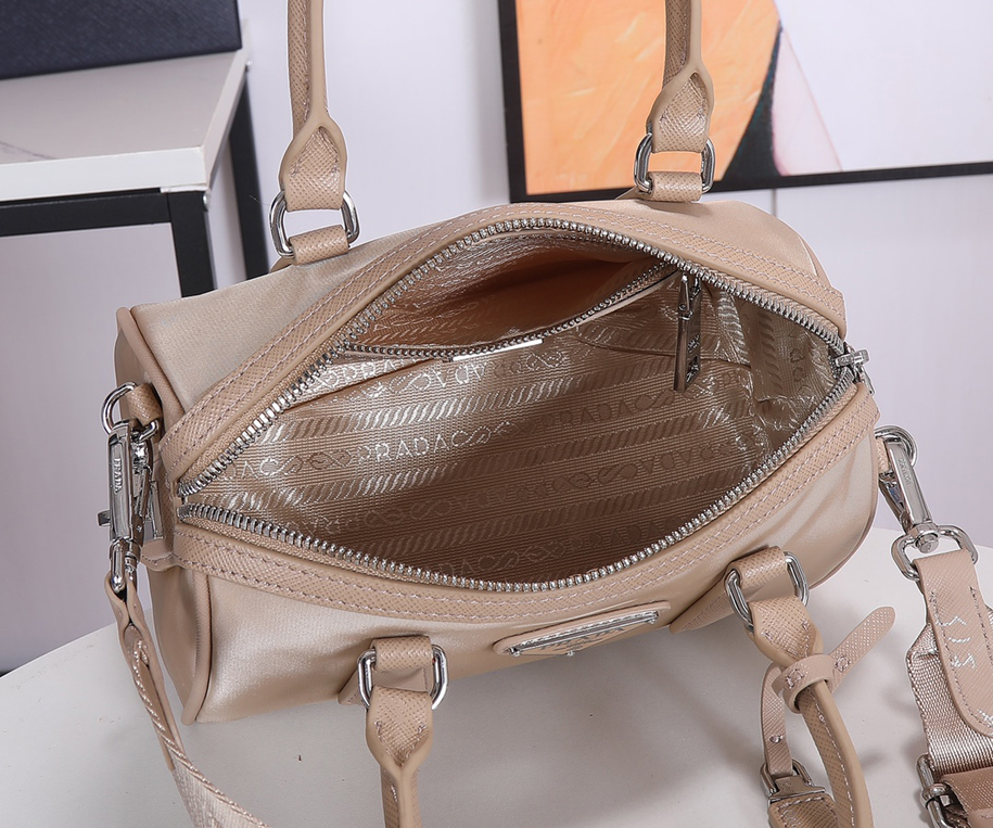 ボストン1 BA 846ポルトトントリプルこのPrada hyper leavesペルシャのトリプル枕バッグは輸入Hライト十字紋牛革/ナイロン生地を採用し、また爆発的な誕生を遂げた�これはP家とおじいさんがコラボした限定版です。トリプルが好きな赤ちゃんたちは見逃さないでください。容量が十分で、肩ベルトは調節可能で小さなバッグが掛けられています。小さなバッグはズボンの頭や他のバッグに掛けて飾ることができます。早く手に入れましょう