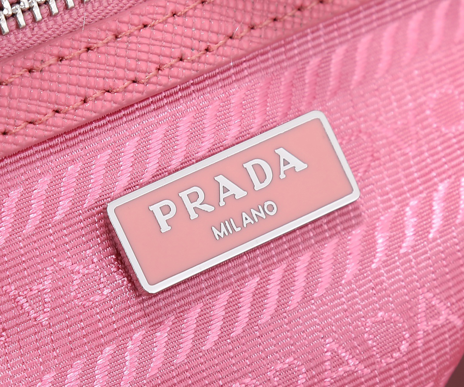 このPrada hyper leavesペルシャのトリプル枕バッグは輸入Hライト十字紋牛革/ナイロン生地を採用し、また爆発的な誕生を遂げた。これはP家とおじいさんがコラボした限定版です。トリプルが好きな赤ちゃんたちは見逃さないでください。容量が十分で、肩ベルトは調節可能で小さなバッグが掛けられています。小さなバッグはズボンの頭や他のバッグに掛けて飾ることができます。早く手に入れましょう