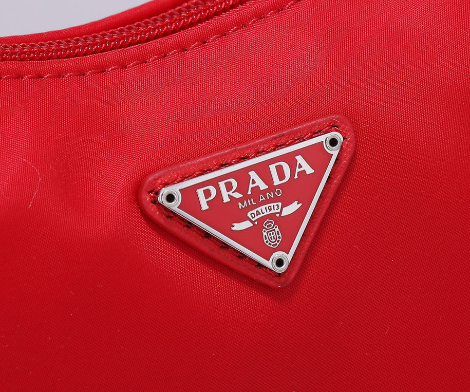 Pradaの最新人気モデルアップグレード版HOBO…ケン豆は同じレディースナイロンショルダーバッグ、型番：1 NE 515、輸入元工場のパラシュート生地を採用し、軽くて実用的なHobo脇バッグ、超簡単で見応えがあり、小/軽量/着こなせる/掛けやすい/おしゃれな脇バッグ、手に持つこともでき、超無敵で使いやすい。今はスターたちが最も人気のあるバッグですが、あなたは心が動いていませんか