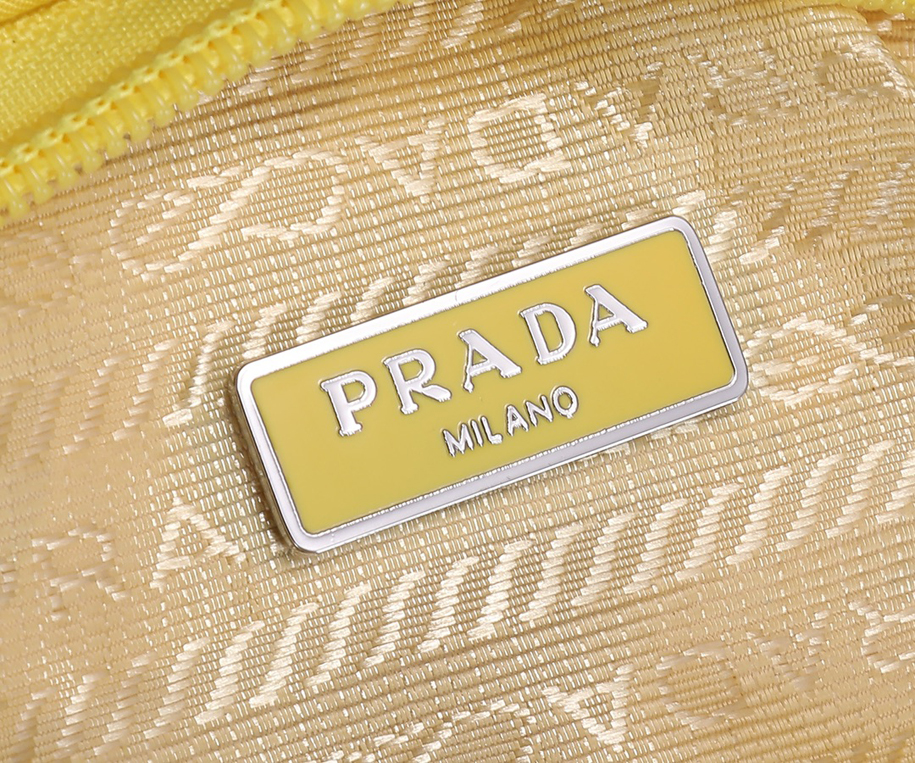 Pradaの最新人気モデルアップグレード版HOBO…ケン豆は同じレディースナイロンショルダーバッグ、型番：1 NE 515、輸入元工場のパラシュート生地を採用し、軽くて実用的なHobo脇バッグ、超簡単で見応えがあり、小/軽量/着こなせる/掛けやすい/おしゃれな脇バッグ、手に持つこともでき、超無敵で使いやすい。今はスターたちが最も人気のあるバッグですが、あなたは心が動いていませんか