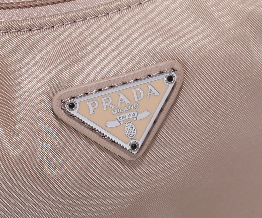 Pradaの最新人気モデルアップグレード版HOBO…ケン豆は同じレディースナイロンショルダーバッグ、型番：1 NE 515、輸入元工場のパラシュート生地を採用し、軽くて実用的なHobo脇バッグ、超簡単で見応えがあり、小/軽量/着こなせる/掛けやすい/おしゃれな脇バッグ、手に持つこともでき、超無敵で使いやすい。今はスターたちが最も人気のあるバッグですが、あなたは心が動いていませんか