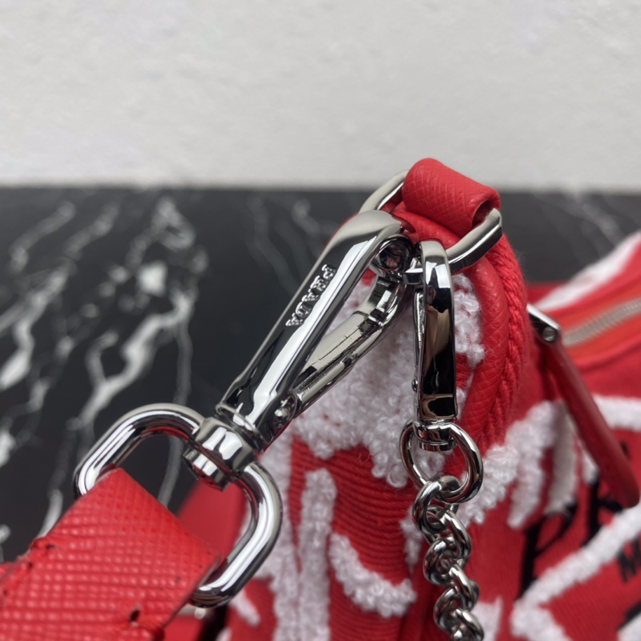 元工場皮バージョン【トップ原本】刺繍トリコロール1 BH 204このRe-EDitionトリコロールハンドバッグはシンボル的なP家アクセサリースタイルを再解釈した。華やかな花の刺繍が目を覚ます3 d立体効果を作り出し、特色が鮮明である。可変ベルトショルダーベルトとチェーンハンドルは、様々な方法で持ち運ぶことができるようにしている。肩ベルトに小袋を配し、デザインの工夫が一望できる。完璧すぎて、街に出てブームになっているので、早く手に入れましょう